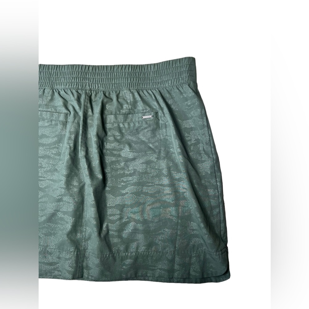 Orvis Size XL Green Camo Embossed Print Active Performance Skort Womens - Picture 5 of 15